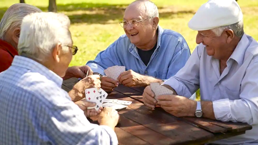 Adulto mayor disfrutando independencia